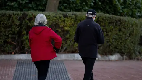 Dos personas caminan en Madrid. Dos personas caminan en Madrid.