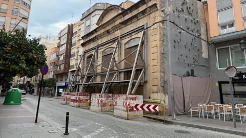 Edificio de Nuevo Riegos El Progreso en el centro urbano de Elche. 