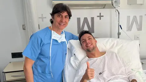 El futbolista Óscar Plano tras ser intervenido quirúrgicamente. El futbolista Óscar Plano tras ser intervenido quirúrgicamente.