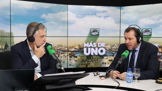 El ministro de Transportes, Óscar Puente, con Carlos Alsina en 'Más de uno'