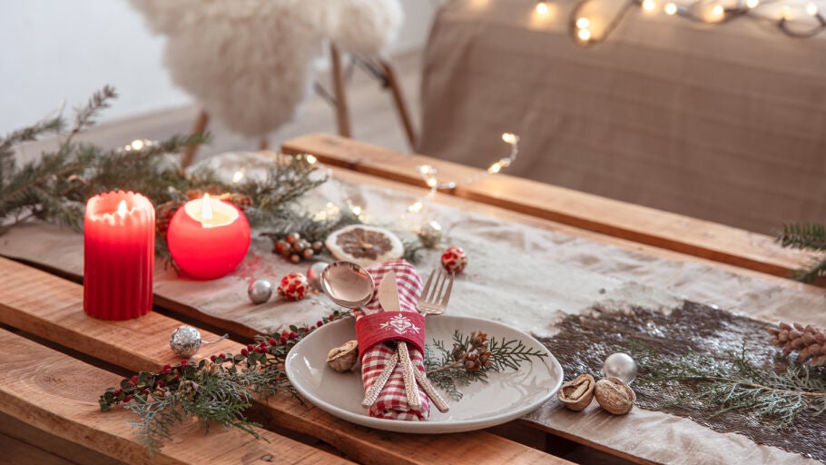 Mesa con decoraci&oacute;n navide&ntilde;a 