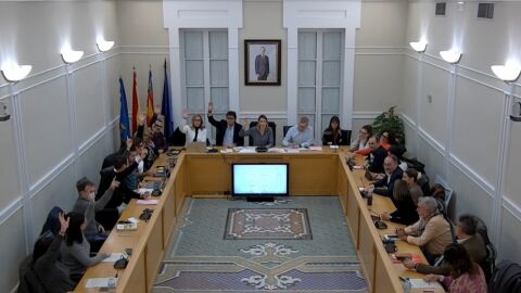 Votación del presupuesto municipal de 2025 en el pleno del Ayuntamiento de Crevillent.