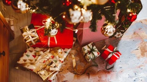 Imagen de un &aacute;rbol de Navidad con regalos 