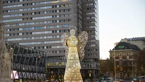 Imagen de archivo de las luces de Navidad de Madrid Más de 20 niños pacientes del Gregorio Marañón disfrutan de las 'luces de Navidad' con dos autobuses especiales para ellos