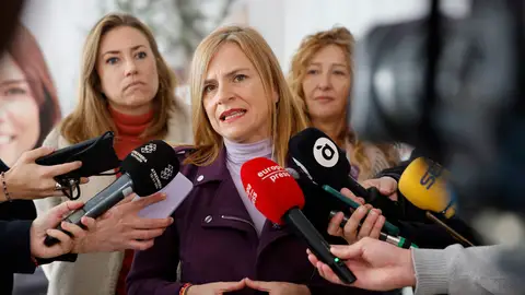 La secretaria de Igualdad del PSOE, Pilar Bernabé, se dirige a medios de comunicación con motivo de la conmemoración de los veinte años de la primera ley integral contra la violencia de género El PSOE insta al PP a renovar el Pacto de Estado contra la Violencia de Género para que "no sean tragados por la ultraderecha"