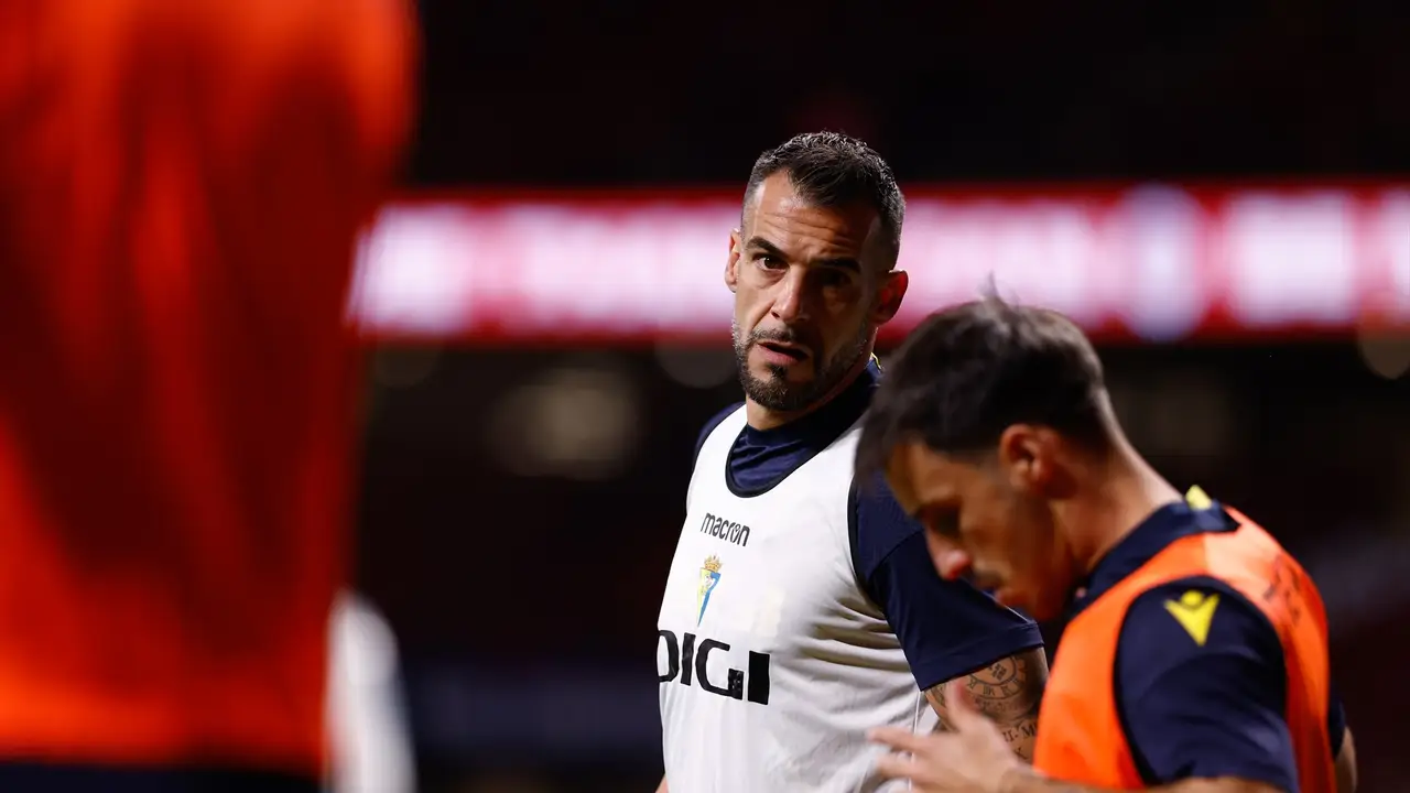 Álvaro Negredo, durante un ejercicio de calentamiento con el Cádiz. Álvaro Negredo, durante un ejercicio de calentamiento con el Cádiz.