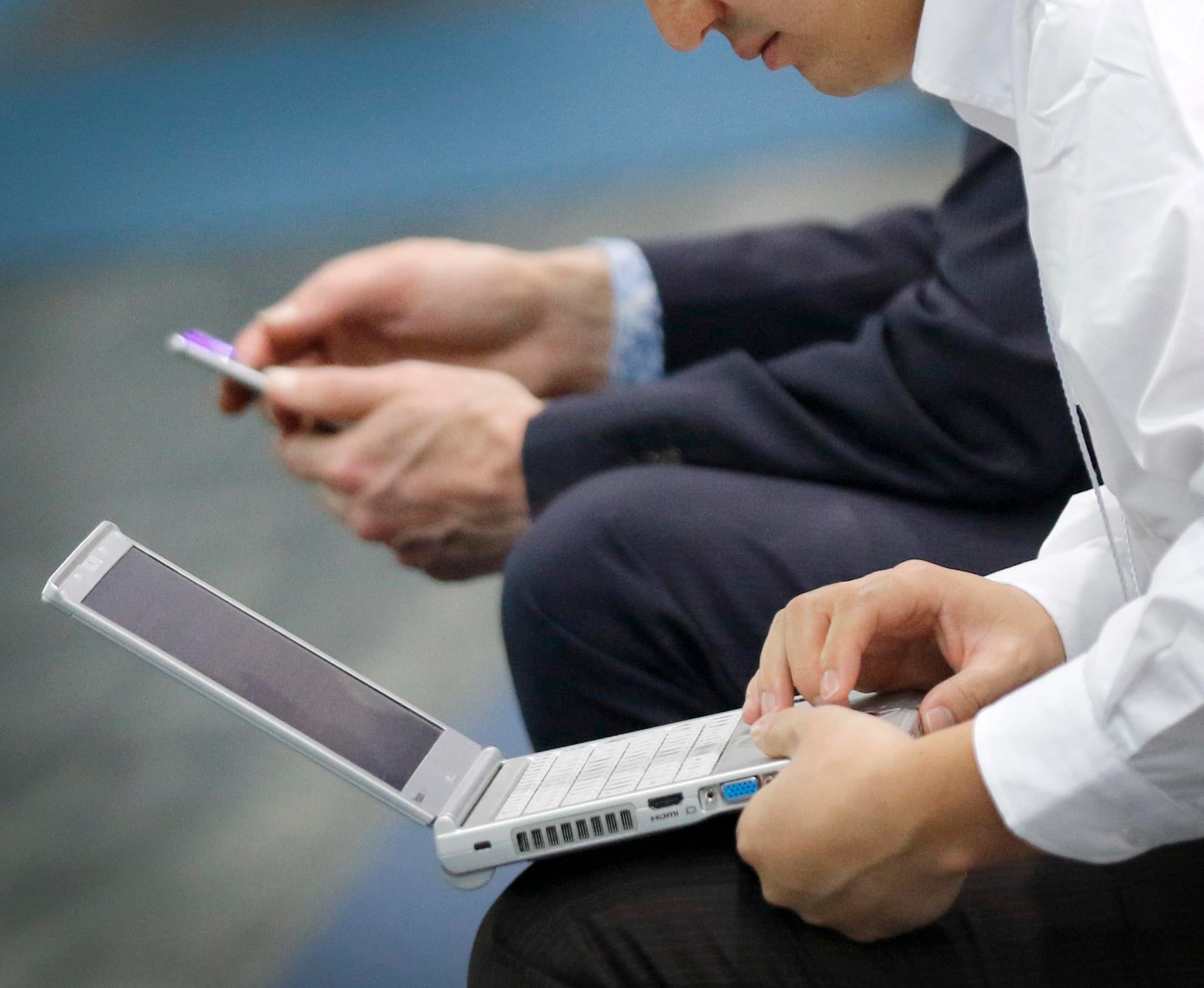 Entra en vigor el cargador único para los teléfonos móviles y dispositivos electrónicos: qué cambia ahora y qué dice la normativa Entra en vigor el cargador único para los teléfonos móviles y dispositivos electrónicos: qué cambia ahora y qué dice la normativa