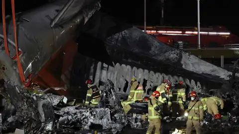 Operarios trabajan en el lugar del avión de Corea del Sur siniestrado Por qué no se desplegaron los mecanismos de frenado y otras incógnitas que deja el accidente de avión de Corea del Sur
