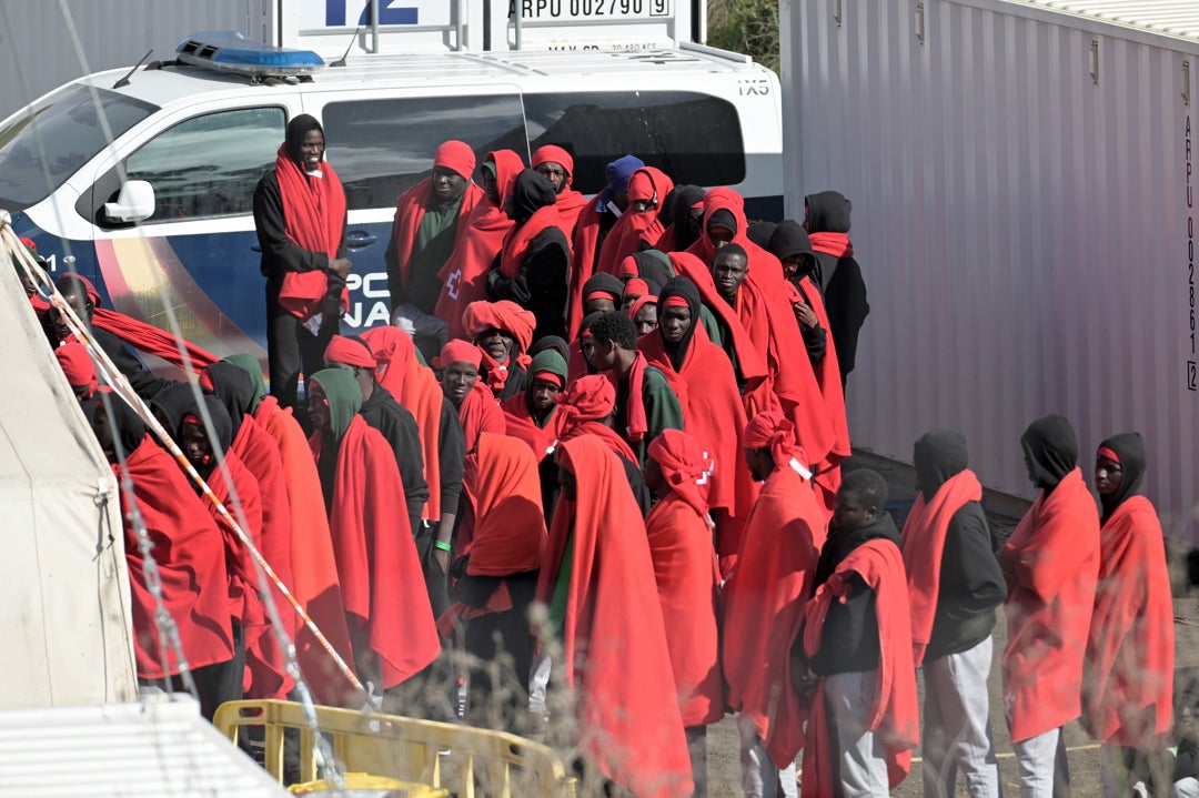 Llegada masiva de migrantes a Canarias: casi 2.000 personas han sido rescatadas desde Nochebuena Llegada masiva de migrantes a Canarias: casi 2.000 personas han sido rescatadas desde Nochebuena