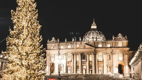 Árbol de Navidad en la Plaza de San Pedro (Vaticano) El 92% de los españoles viajará por Europa en fin de año: estos son los destinos más demandados