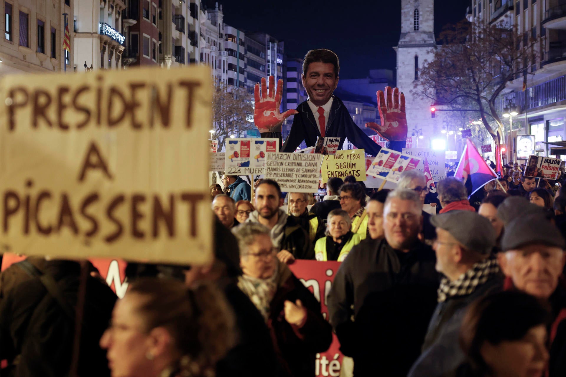 Cerca de 80.000 personas piden la dimisión de Mazón en una nueva manifestación en Valencia dos meses después de la DANA Cerca de 80.000 personas piden la dimisión de Mazón en una nueva manifestación en Valencia dos meses después de la DANA