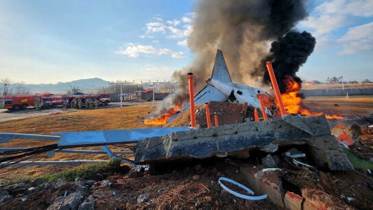 El avión de Jeju Air, cubierto por las llamas