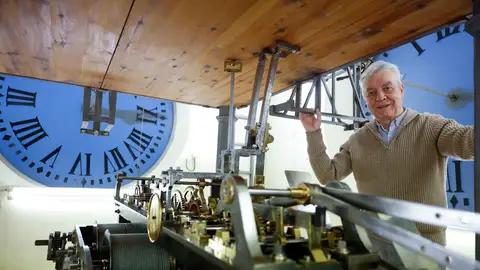 El reloj de la Puerta del Sol, protagonista indiscutible de cada Nochevieja en España, ya está listo para recibir el 2025, según ha explicado Jesús López-Terradas, el relojero encargado de su mantenimiento. El reloj de la Puerta del Sol, a punto para las campanadas de la última noche del año