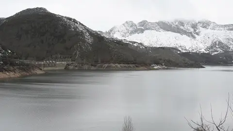 Imagen de archivo del embalse del Porma (León). La escasez de lluvia en Navidad aboca a los embalses a perder el superávit de agua alcanzado en Semana Santa
