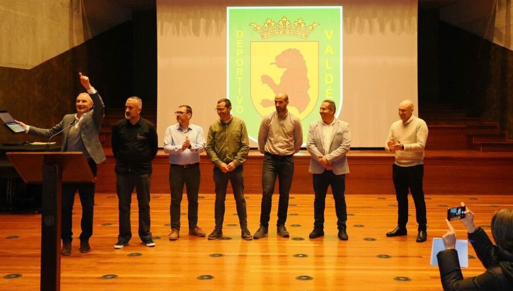 Celada recibiendo el nombramiento de presidente de honor del C.D. Valdés ACF.