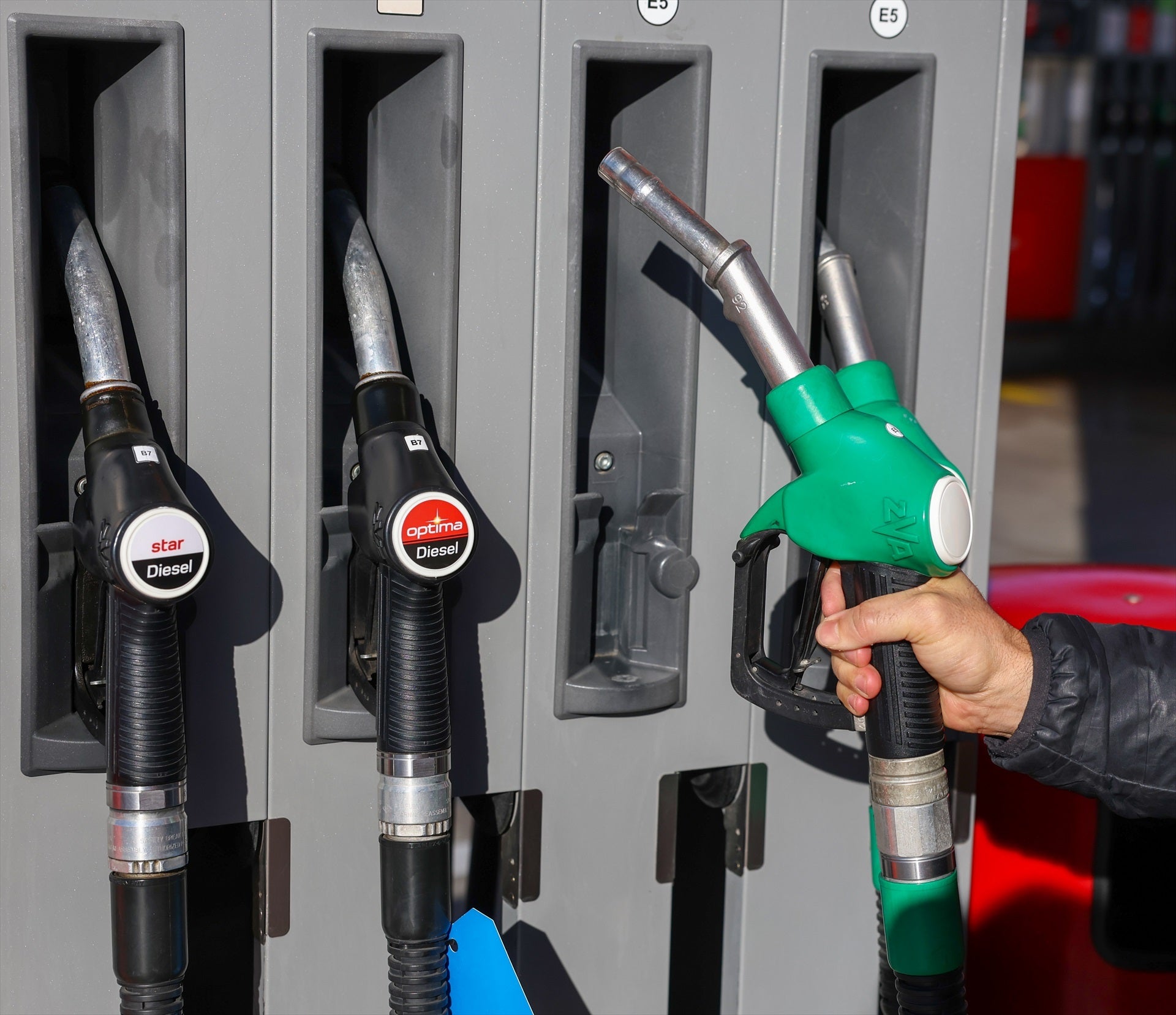 La inflación sube cuatro décimas en diciembre, al 2,8 %, por la subida de los carburantes La inflación sube cuatro décimas en diciembre, al 2,8 %, por la subida de los carburantes