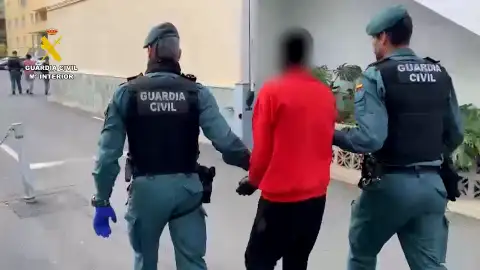 Momento de la detención de uno de los 7 patrones del cayuco en donde se produjeron los hechos Momento de la detención de uno de los 7 patrones del cayuco en donde se produjeron los hechos