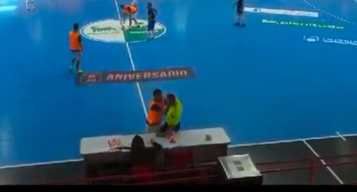 Agreden a un árbitro durante un torneo de Navidad en Cuenca Agreden a un árbitro durante un torneo de Navidad en Cuenca