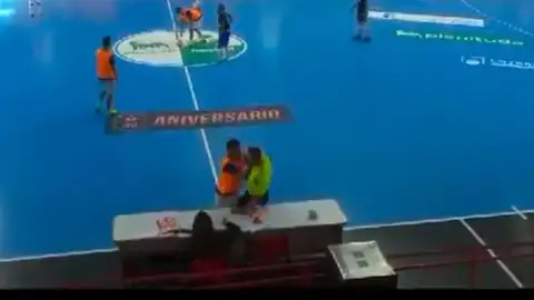 Torneo de Navidad de fútbol sala "Joaquín Caparrós'" de Cuenca entre el Talleres Garsaiz y Garsauto y el Deportivo Cuencanca fue agredido por uno de los... Torneo de Navidad de fútbol sala "Joaquín Caparrós'" de Cuenca entre el Talleres Garsaiz y Garsauto y el Deportivo Cuencanca fue agredido por uno de los...