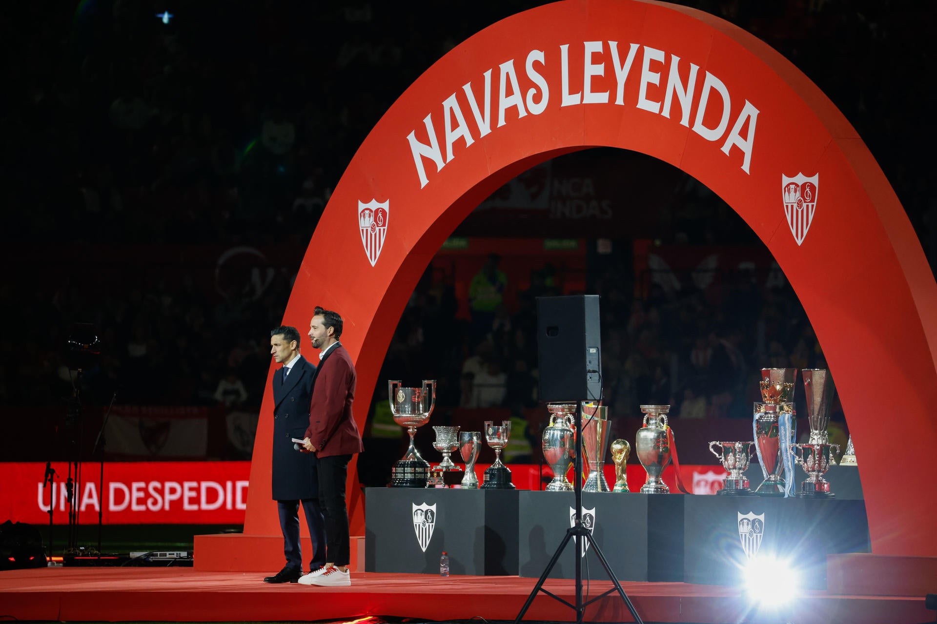 Jesús Navas se despide con honores como leyenda del Sevilla en un Sánchez Pizjuán lleno Jesús Navas se despide con honores como leyenda del Sevilla en un Sánchez Pizjuán lleno