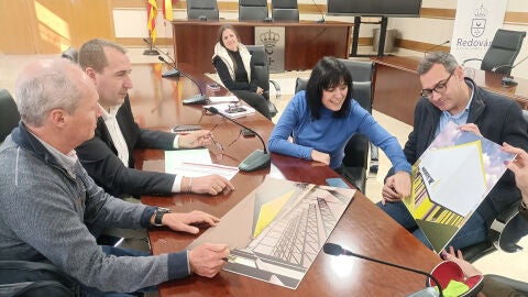 Reuni&oacute;n en febrero de la alcaldesa de Redov&aacute;n con el diputado de Infraestructuras para abordar el proyecto de pabell&oacute;n cubierto, solicitado en el plan Planifica con una subvenci&oacute;n de 712.500 euros