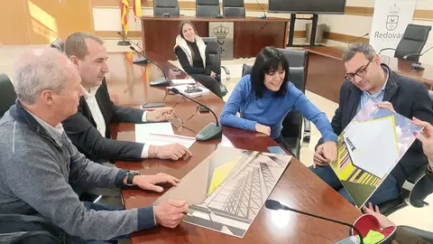 Reunión en febrero de la alcaldesa de Redován con el diputado de Infraestructuras para abordar el proyecto de pabellón cubierto, solicitado en el plan Planifica con una subvención de 712.500 euros Reunión en febrero de la alcaldesa de Redován con el diputado de Infraestructuras para abordar el proyecto de pabellón cubierto, solicitado en el plan Planifica con una subvención de 712.500 euros