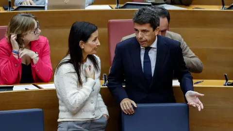 El president de la Generalitat, Carlos Mazón, conversa con la consellera de Hacienda, Ruth Merino, durante un pleno de Les Corts. El president de la Generalitat, Carlos Mazón, conversa con la consellera de Hacienda, Ruth Merino, durante un pleno de Les Corts.