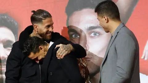 Sergio Ramos (i) abraza a Jesús Navas, junto a Rodrigo Hernández (d), durante el homenaje al de Los Palacios, leyenda del fútbol español que el 22 de diciembre puso fin, con 39 años, a su exitosa carrera tras disputar 989 partidos como profesional en los que ganó un Mundial, dos Eurocopas y una Liga de Naciones con la selección, además de ocho títulos con el Sevilla y tres con el Manchester City, este lunes en el estadio Sánchez Pizjuán de la capital hispalense Sergio Ramos (i) abraza a Jesús Navas, junto a Rodrigo Hernández (d), durante el homenaje al de Los Palacios, leyenda del fútbol español que el 22 de diciembre puso fin, con 39 años, a su exitosa carrera tras disputar 989 partidos como profesional en los que ganó un Mundial, dos Eurocopas y una Liga de Naciones con la selección, además de ocho títulos con el Sevilla y tres con el Manchester City, este lunes en el estadio Sánchez Pizjuán de la capital hispalense