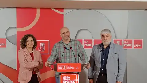 Monchu García acompañado por los diputados Jacinto Braña y Ana Puerto Monchu García acompañado por los diputados Jacinto Braña y Ana Puerto