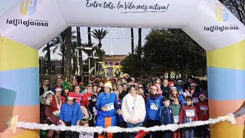 Un total de 1200 personas participan en la popular carrera de San Silvestre de Villajoyosa Un total de 1200 personas participan en la popular carrera de San Silvestre de Villajoyosa