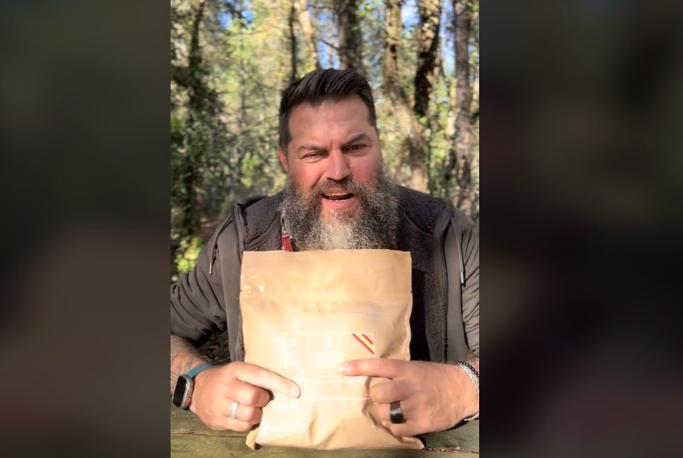 Prueba la nueva ración de comida que se sirve al Ejército y sorprende con su valoración: "El sabor..." Prueba la nueva ración de comida que se sirve al Ejército y sorprende con su valoración: "El sabor..."