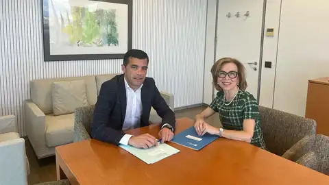 La Nucía es el único municipio de la Marina Baixa a quien la Generalitat concederá una ayuda para la redacción del planeamiento municipal El ahora director general de Urbanismo, Miguel Ángel Iborra, reunido con su predecesora en el cargo, Maria Encarnación Rivas, cuando aún dirigía el área de Urbanismo en el ayuntamiento nuciero
