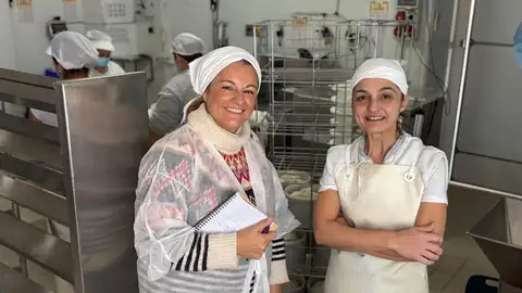 Toñi Ronda, en la quesería de Callosa, entrevistada por Raquel López Toñi Ronda, en la quesería de Callosa, entrevistada por Raquel López