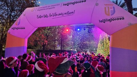 Un total de 1.200 personas participan en la popular carrera de San Silvestre en Villajoyosa