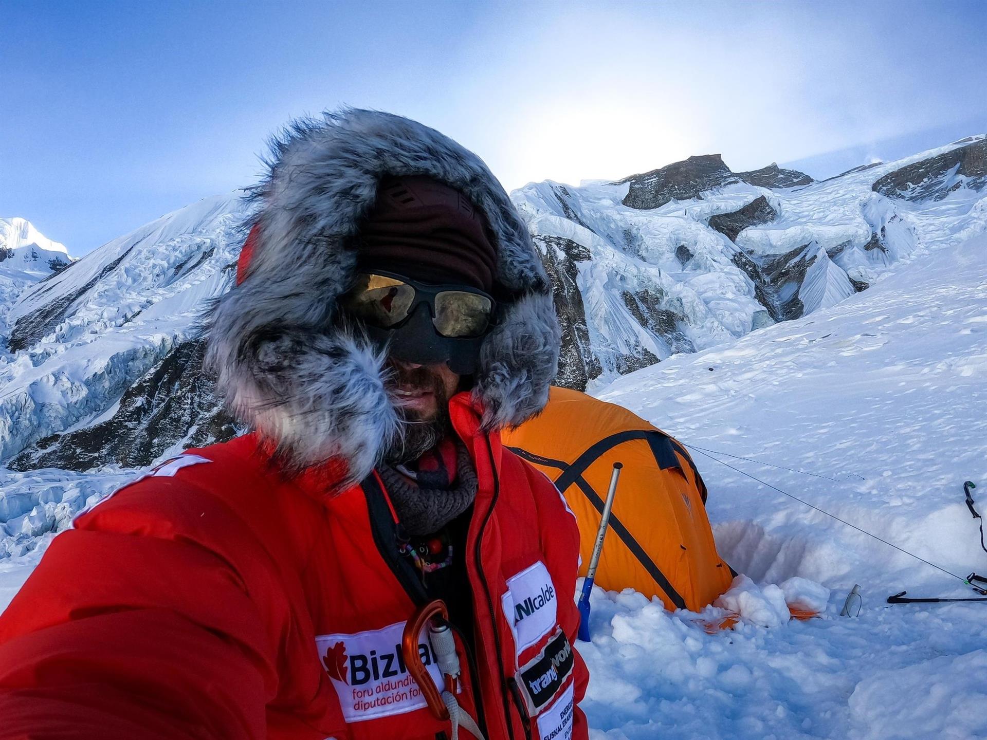 Alex Txikon se recupera "favorablemente" tras ser intervenido de urgencia de apendicitis en Katmandú Alex Txikon se recupera "favorablemente" tras ser intervenido de urgencia de apendicitis en Katmandú