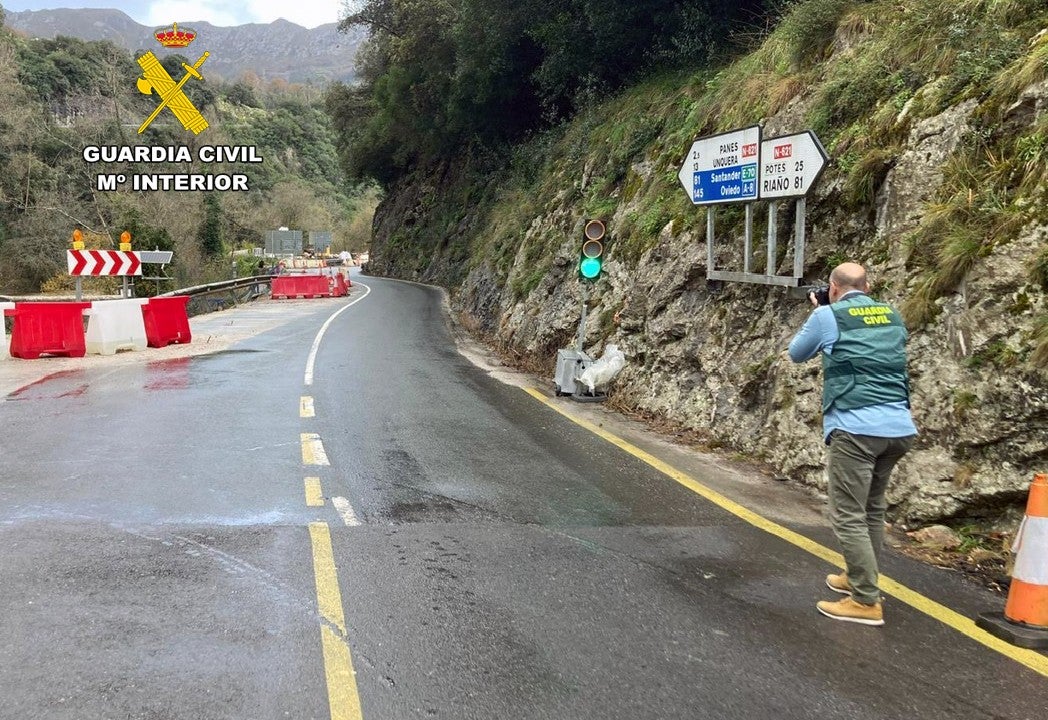 Dos detenidos por inhabilitar cuatro semáforos en el Desfiladero de la Hermida Dos detenidos por inhabilitar cuatro semáforos en el Desfiladero de la Hermida