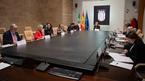 La Junta da su conformidad a la tramitación de la propuesta de ley de concordia de Vox al no alterar los presupuestos La Junta da su conformidad a la tramitación de la propuesta de ley de concordia de Vox al no alterar los presupuestos