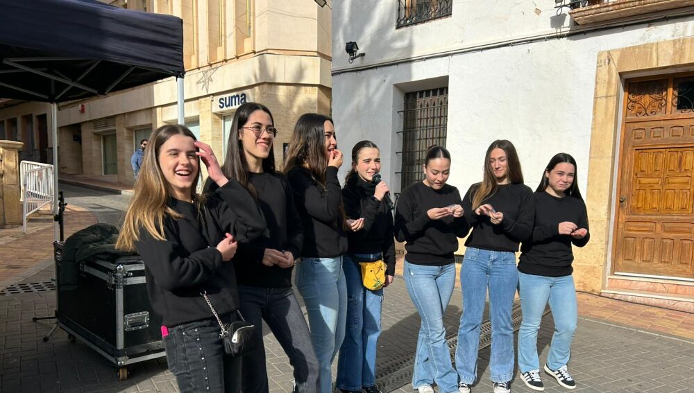 Las damas tomando las "preuvas" de La Nucía