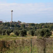 Terrenys de Vila-seca on s'hauria de construir el Hard Rock, amb Port Aventura de fons Terrenys de Vila-seca on s'hauria de construir el Hard Rock, amb Port Aventura de fons