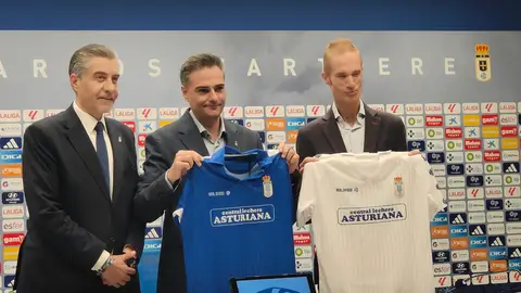 31-12-2024 Javier Gallo, en el centro de la imagen, responsable del área comercial del Real Oviedo, junto al presidente del club, Martín Peláez, y el director general de Central Lechera Asturiana, José Armando Tellado 31-12-2024 Javier Gallo, en el centro de la imagen, responsable del área comercial del Real Oviedo, junto al presidente del club, Martín Peláez, y el director general de Central Lechera Asturiana, José Armando Tellado