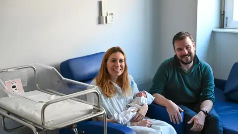 Lucía, la primera madrileña de 2025, en brazos de su madre en el Hospital Universitario de Torrejón de Ardoz (Madrid) Lucía, la primera madrileña de 2025, en brazos de su madre en el Hospital Universitario de Torrejón de Ardoz (Madrid)