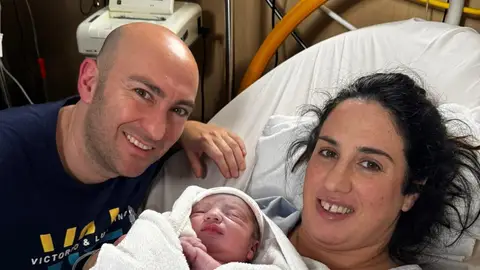 Roberto, primer bebé de 2025 en el Hospital Universitario del Vinalopó, con sus padres. Roberto, primer bebé de 2025 en el Hospital Universitario del Vinalopó, con sus padres.