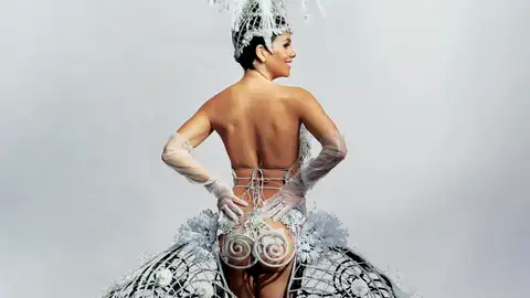 Cristina Pedroche hace un homenaje a la leche materna con su vestido en las campanadas Cristina Pedroche hace un homenaje a la leche materna con su vestido en las campanadas