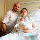 Hugo, con sus padres, primer ciudadrealeño nacido en 2025