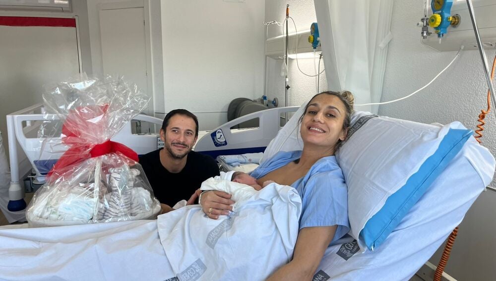 Marta y José Ginés, padres de Leo, el primer bebé de 2025 en el Hospital General de Elche.