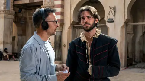 El director Alejandro Amenabar y el actor Julio Peña, en una imagen del rodaje de 'El cautivo' El director Alejandro Amenabar y el actor Julio Peña, en una imagen del rodaje de 'El cautivo'