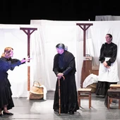 Puesta en escena de 'Las hijas de Bernarda', adaptación del clásico de Lorca, última producción teatral de 'La Cueva de Melpómene' Puesta en escena de 'Las hijas de Bernarda', adaptación del clásico de Lorca, última producción teatral de 'La Cueva de Melpómene'