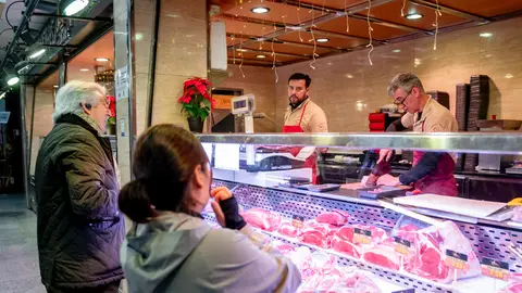 Varias personas comprando. Varias personas comprando.