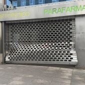 Asaltan la noche de Fin de Año la Parafarmacia de Santa Marta y causan daños importantes en la verja de entrada del establecimiento