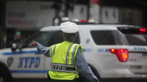 Imagen de archivo de una agente de policía en Nueva York. El tiroteo de Nueva York con diez heridos no fue un ataque terrorista, según la Policía